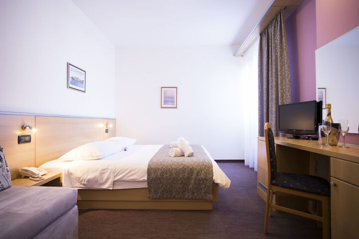 Room 12 of 39