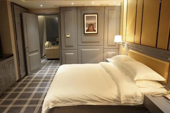 Room 13 of 42