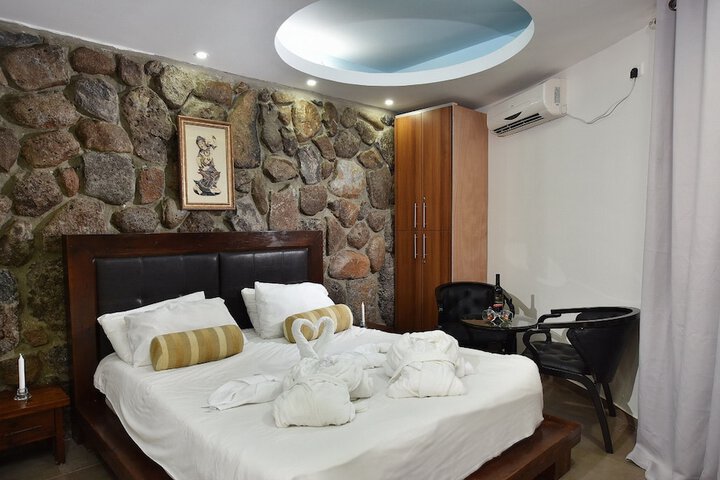 Room 14 of 33