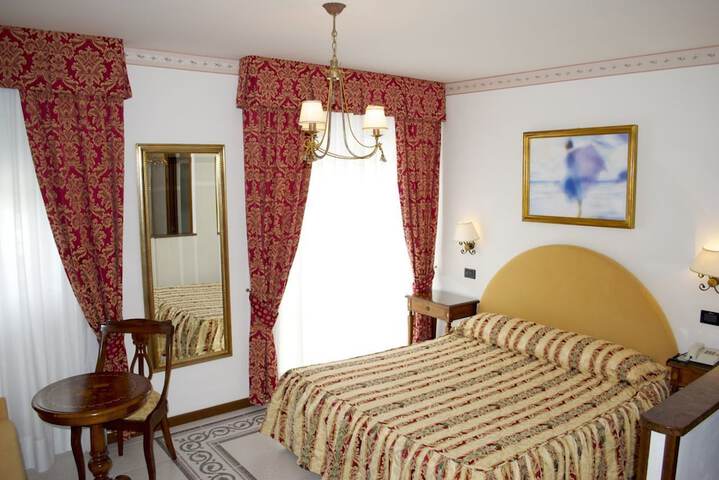Room 7 of 102