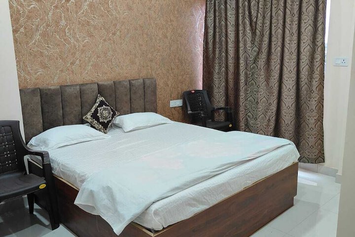 Room 4 of 16