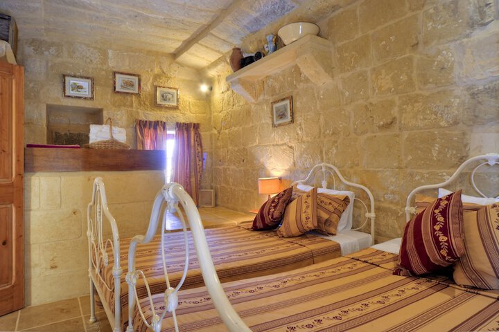 Room 6 of 31