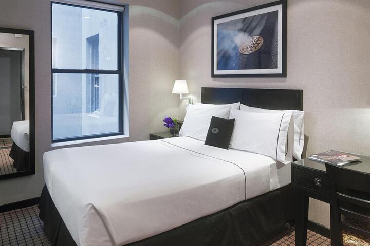 1 Queen Bed (11 of 24)