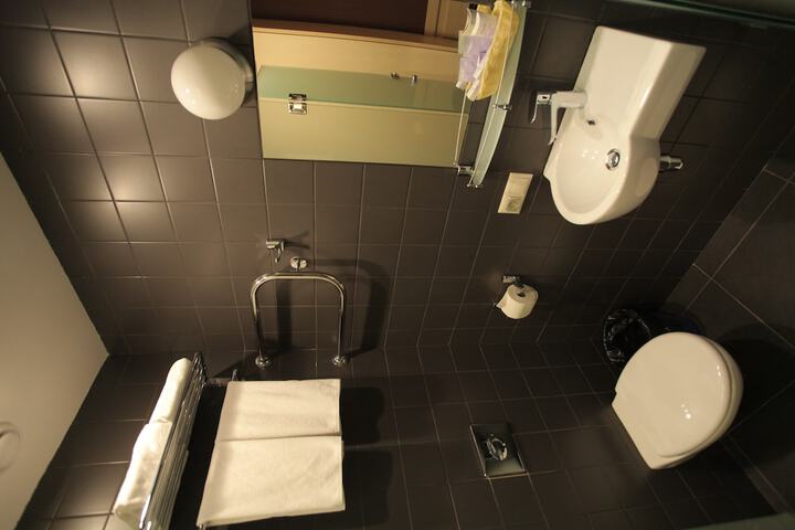 Room 9 of 42
