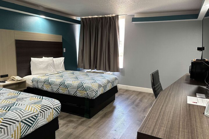 2 Queen Beds Micfridge (3 of 24)