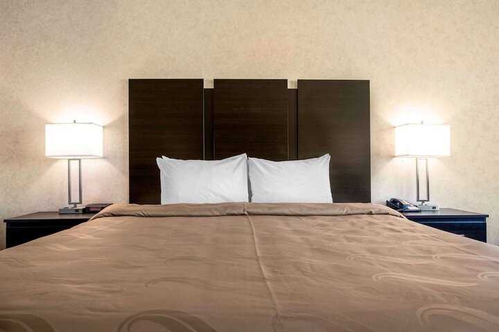 1 King Bed (11 of 17)