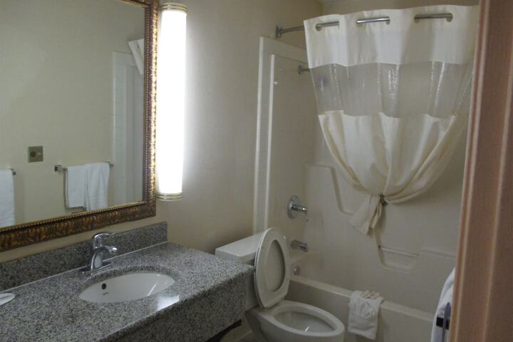 1 Queen Bed (3 of 6)