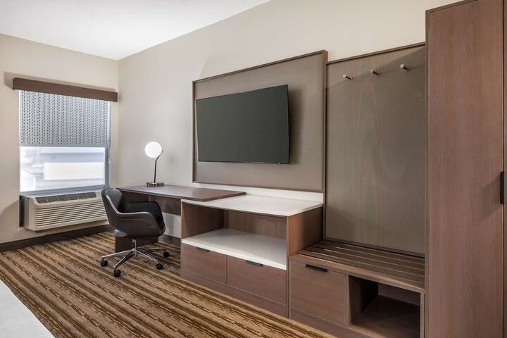 1 King Bed Sofa Bed Work Desk Microwave and Refrigerator WiFi Full Breakfast (1 of 15)