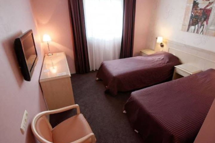 Room 13 of 36