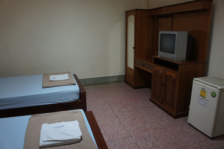 Room 6 of 32