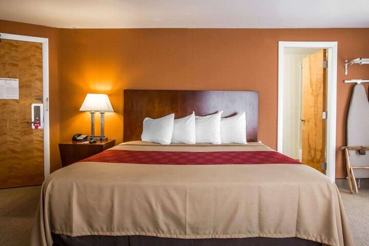 1 King Bed (9 of 9)