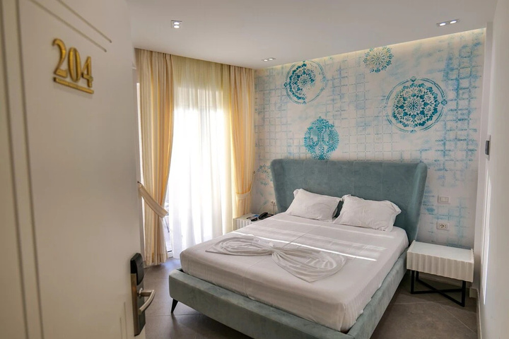 Room 5 of 9