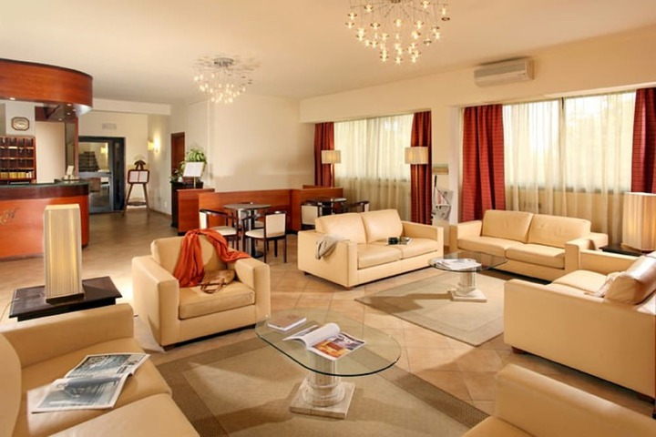 Lobby lounge