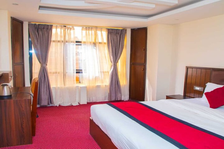 Room 4 of 9