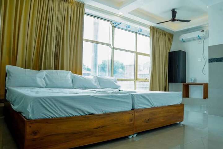 Room 7 of 18