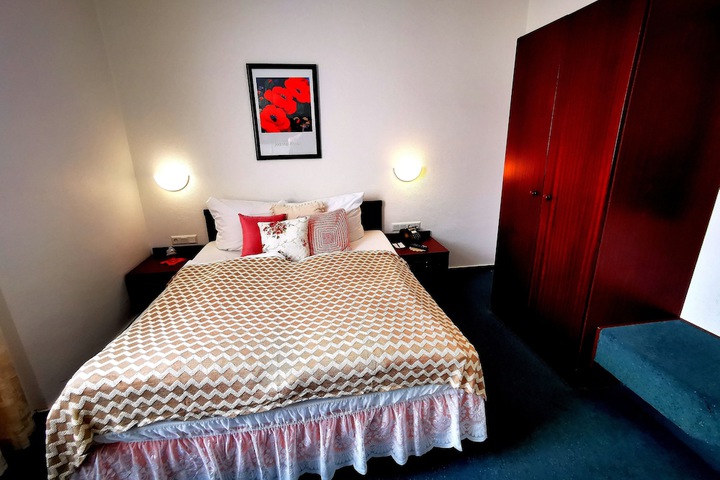 Room 13 of 34