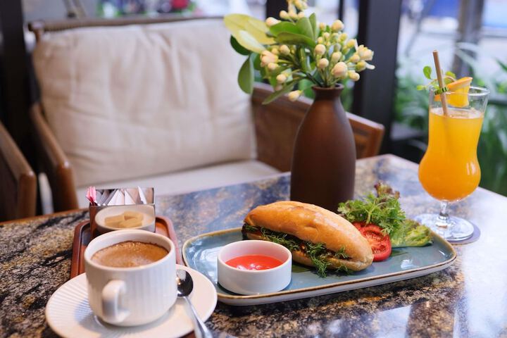 Breakfast/Coffee Service 79 of 157