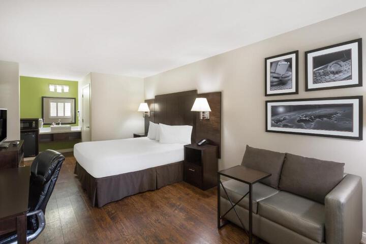 1 King Bed (14 of 17)