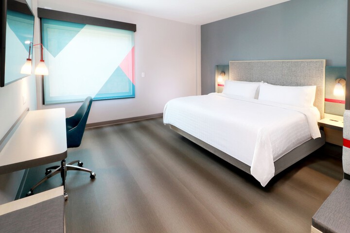 1 King Bed (5 of 18)