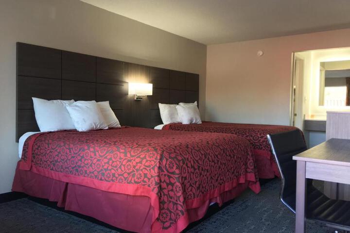 2 Queen Beds (6 of 13)
