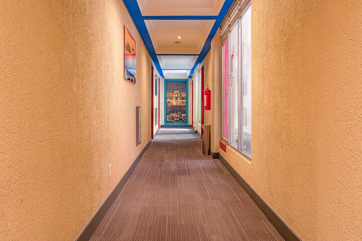 Ballroom/Hall 23 of 30