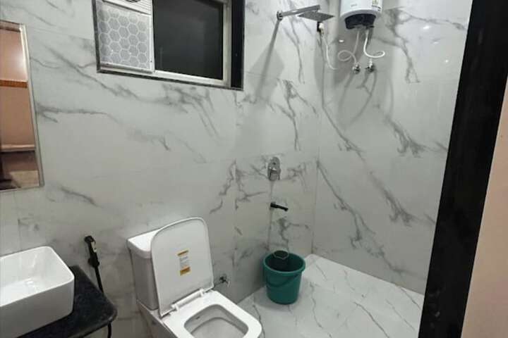 Room 9 of 12