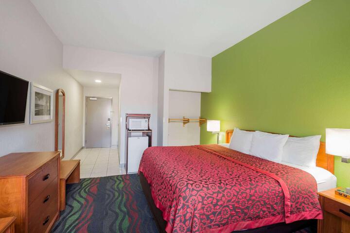 1 King Bed (9 of 10)