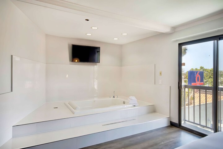 1 King Bed (9 of 23)