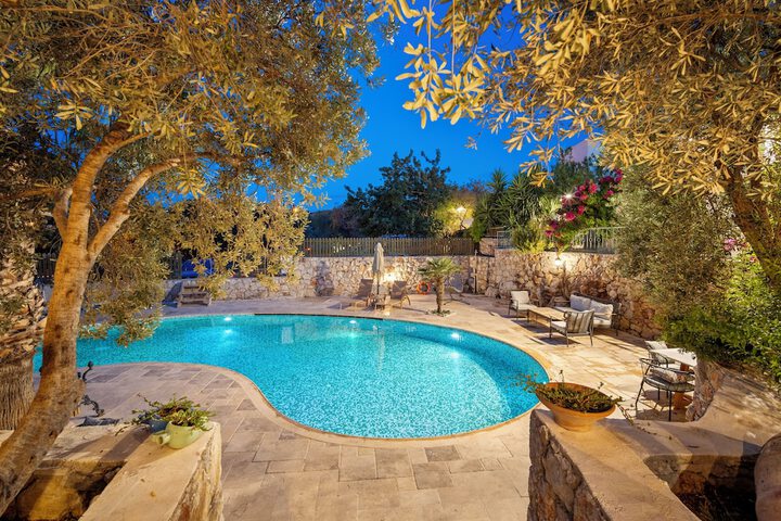 Pool 24 of 31