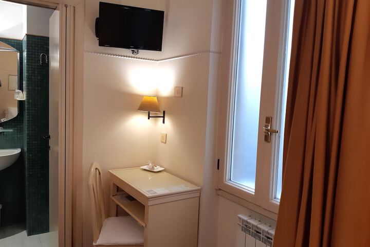 Room 32 of 76