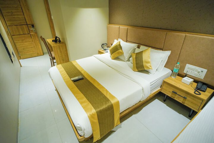 Room 7 of 18