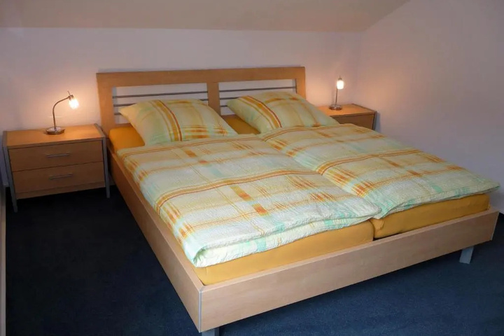 Room 4 of 9