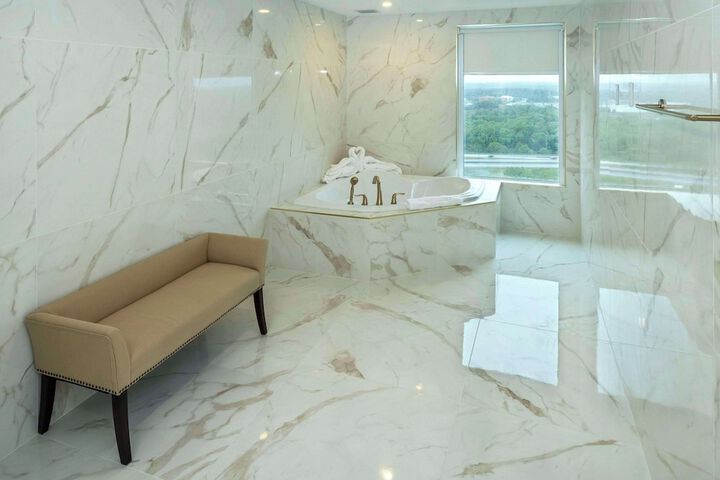 Deep soaking bathtub