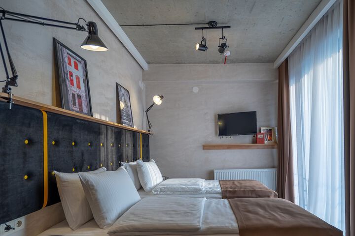 Room 8 of 32