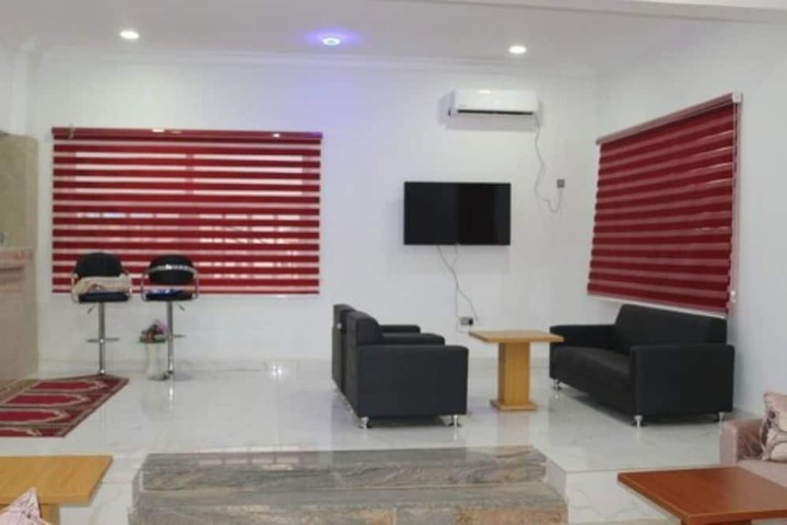 Lounge 20 of 26