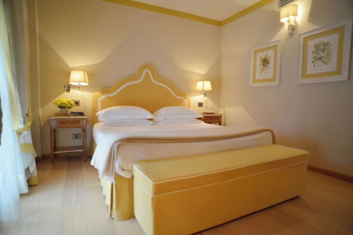 Room 43 of 216