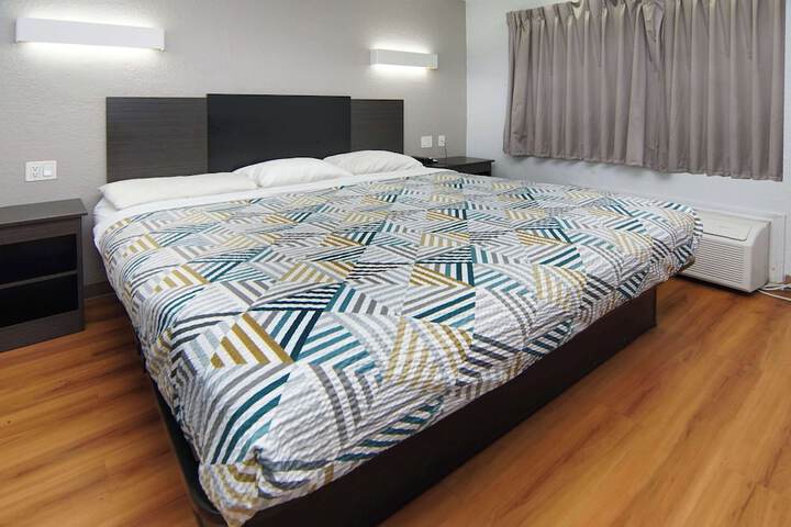 1 King Bed Micfridge (6 of 6)