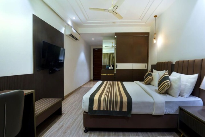 Room 6 of 30