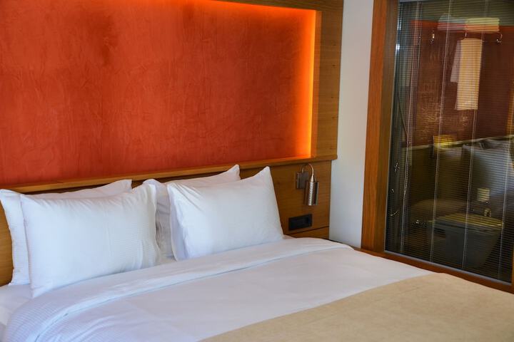 Room 16 of 76