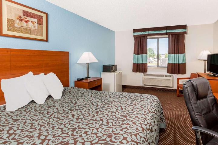 1 Queen Bed (6 of 16)