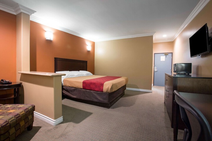 1 King Bed (9 of 18)