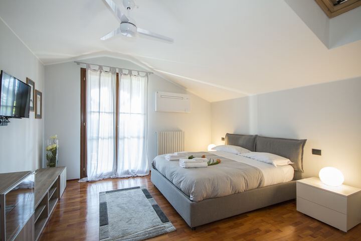 Room 2 of 32