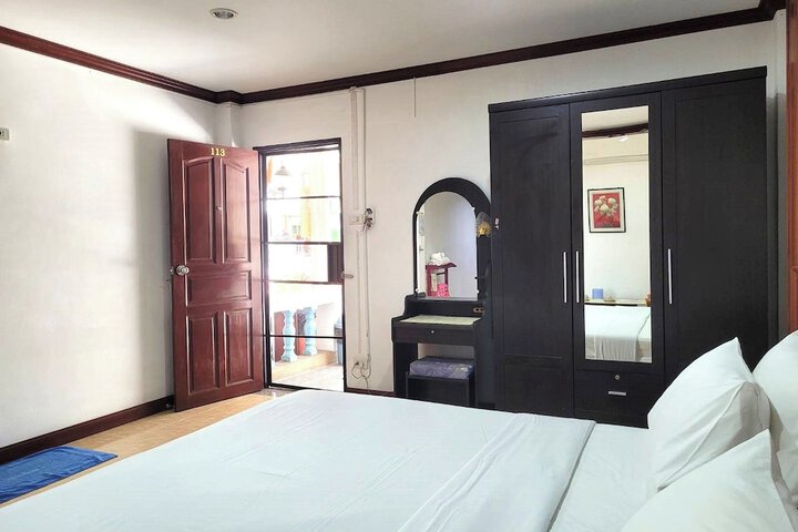 Room 51 of 208