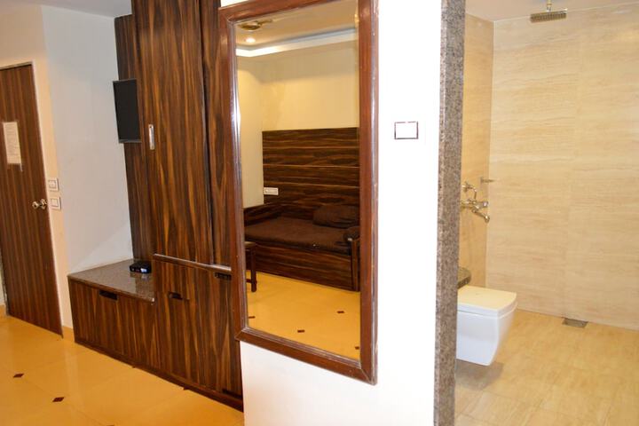 Room 5 of 11
