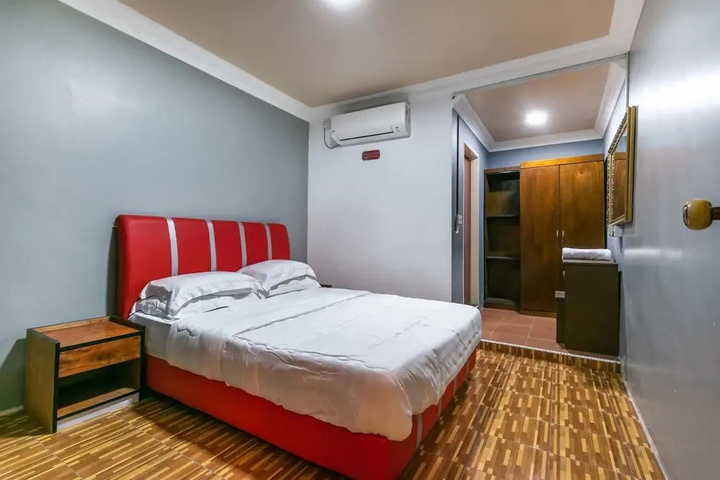 Room 5 of 13