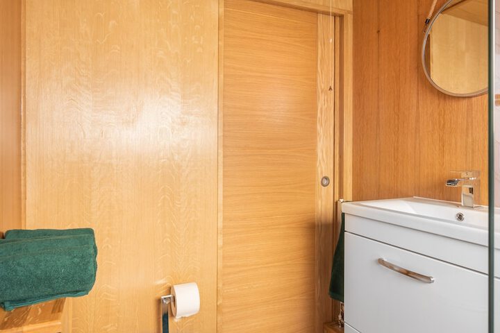 Room 73 of 98