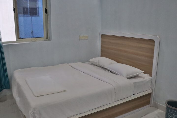 Room 8 of 16