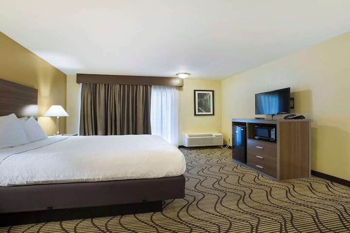 1 King Bed Microwave and Refrigerator Flat Screen Television High Speed Internet Accessible (19 of 20)