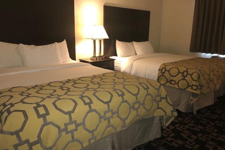 1 Queen Bed (7 of 7)