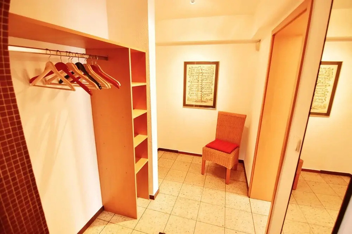 Room 11 of 19